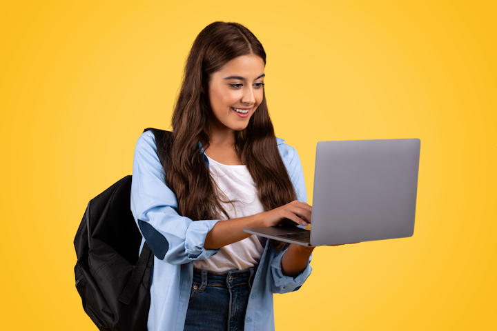 Elevă cu laptop